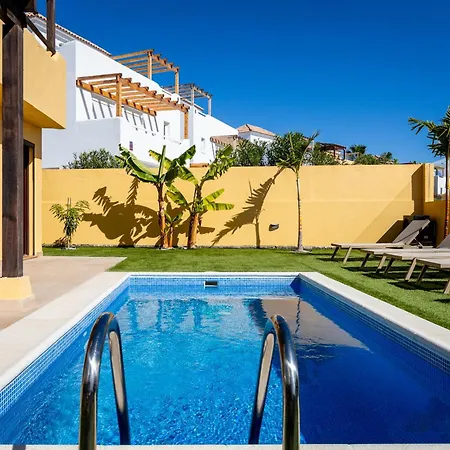With 4 Bedrooms And Private Heated Pool Вилла *