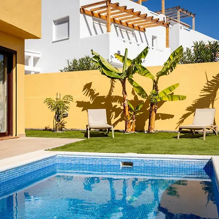 With 4 Bedrooms And Private Heated Pool Вилла