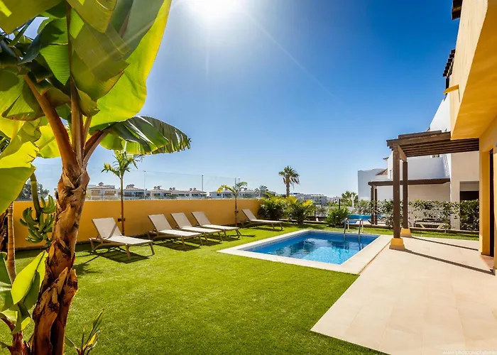 With 4 Bedrooms And Private Heated Pool Villa San Miguel de Abona