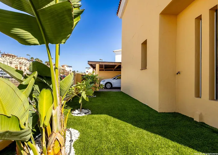 With 4 Bedrooms And Private Heated Pool Villa San Miguel de Abona